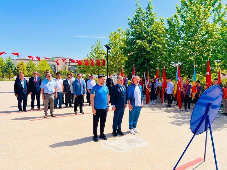 ‘’15-21 Mayıs Gençlik Haftası’’ Münasebetiyle İlçe Gençlik ve Spor Müdürlüğümüz Tarafından Atatürk Anıtına Çelenk Sunma Töreni Düzenlendi.