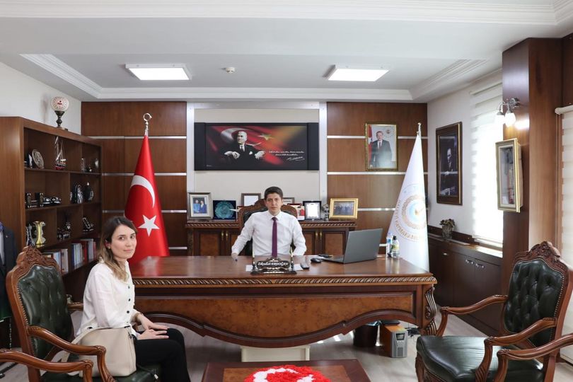 Kaymakamımız Zikrullah ERDOĞAN, İlçe Sağlık Müdürlüğü Görevine Atanan Uzm. Dr. Ebru ASLAN KELEŞİ’i Makamında Kabul Etti. 
